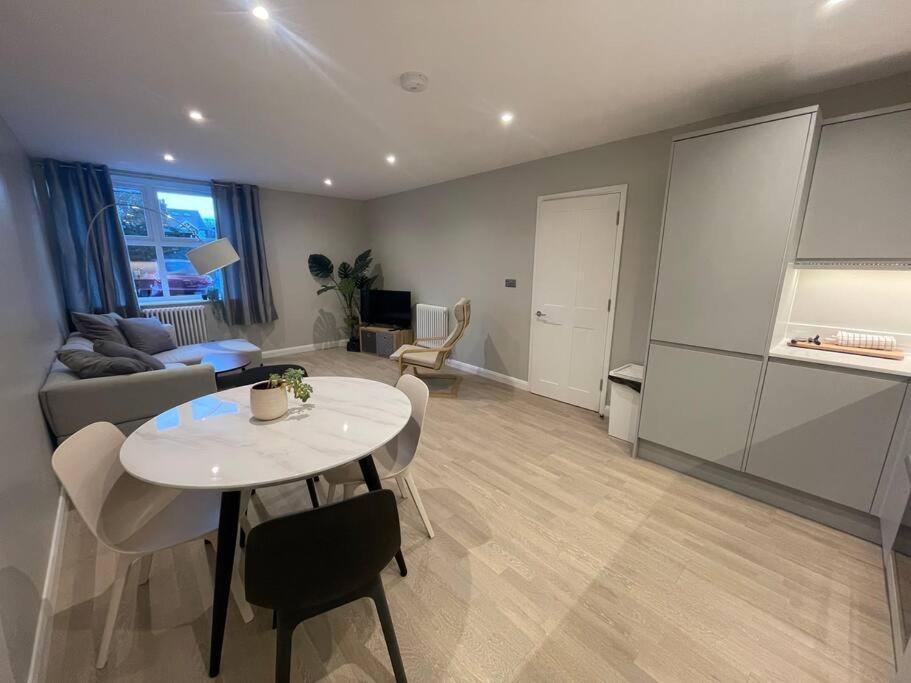 엡솜 Marvellous New Build 2 Bed Flat - 1 Ophelia Court 아파트 외부 사진