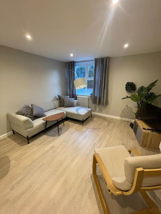 엡솜 Marvellous New Build 2 Bed Flat - 1 Ophelia Court 아파트 외부 사진