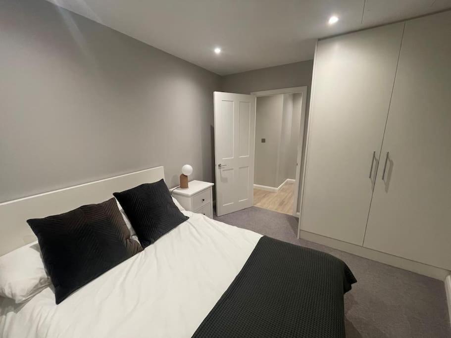 엡솜 Marvellous New Build 2 Bed Flat - 1 Ophelia Court 아파트 외부 사진