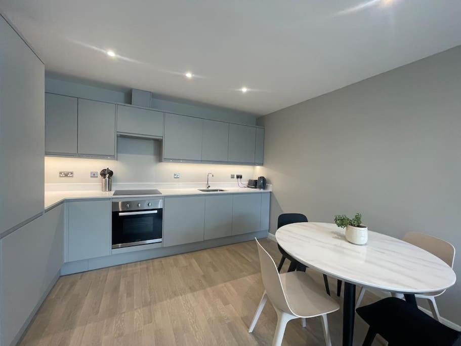 엡솜 Marvellous New Build 2 Bed Flat - 1 Ophelia Court 아파트 외부 사진