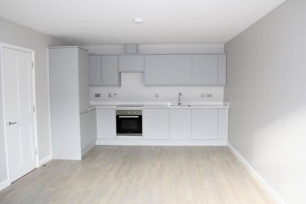엡솜 Marvellous New Build 2 Bed Flat - 1 Ophelia Court 아파트 외부 사진